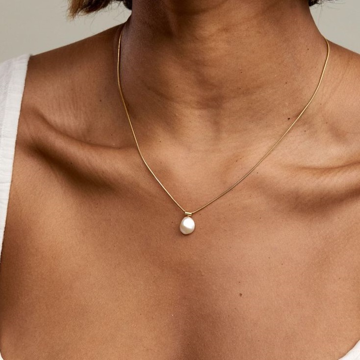 Learn how to style a pearl necklace 