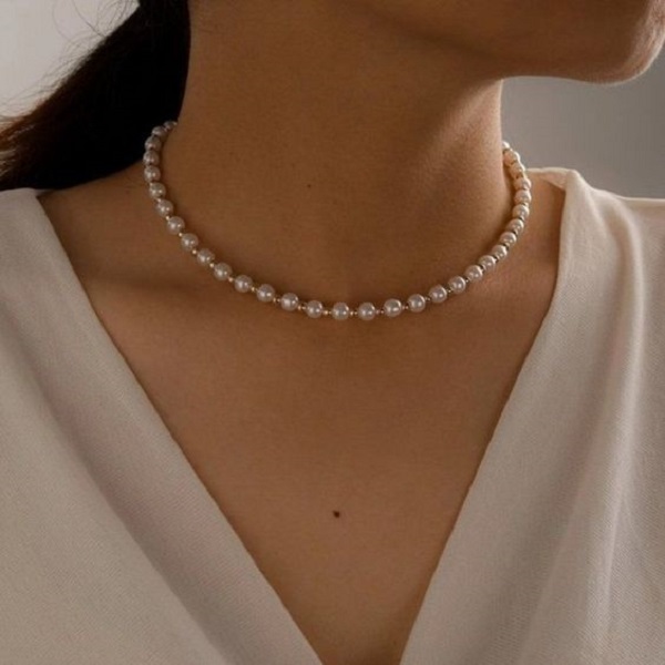 Learn how to style a pearl necklace 