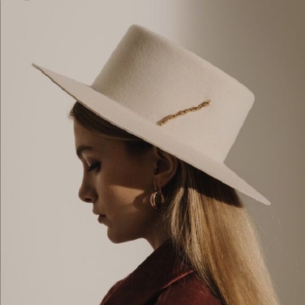 Discover the perfect woman's hat