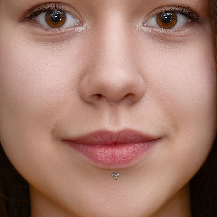 Discover the pain level of a vertical labret piercing