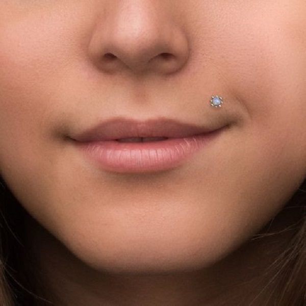 Discover the pain level of a vertical labret piercing