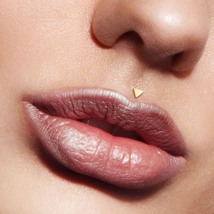 Discover the pain level of a vertical labret piercing