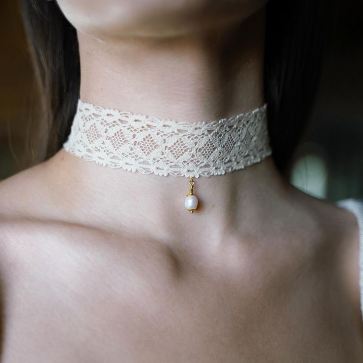 white choker