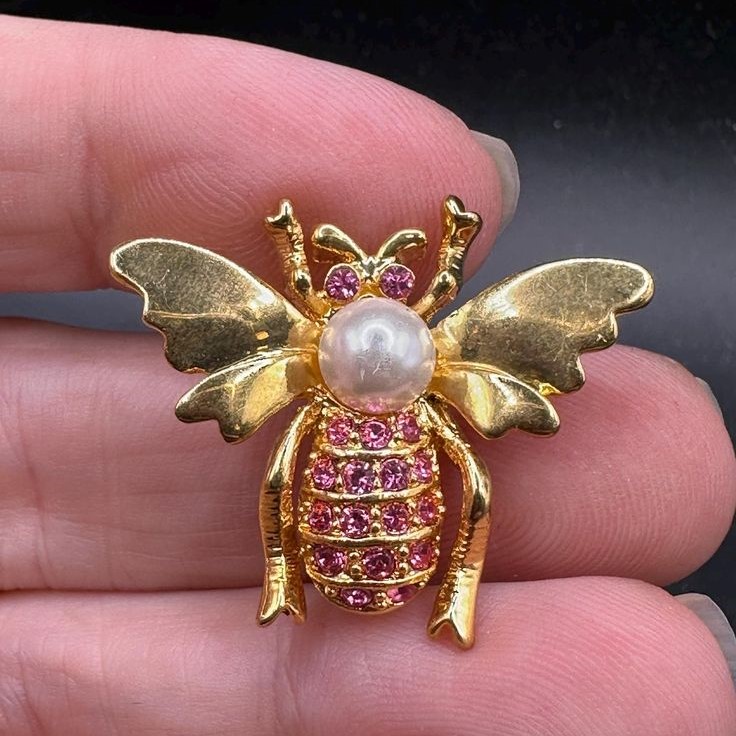 bee brooch