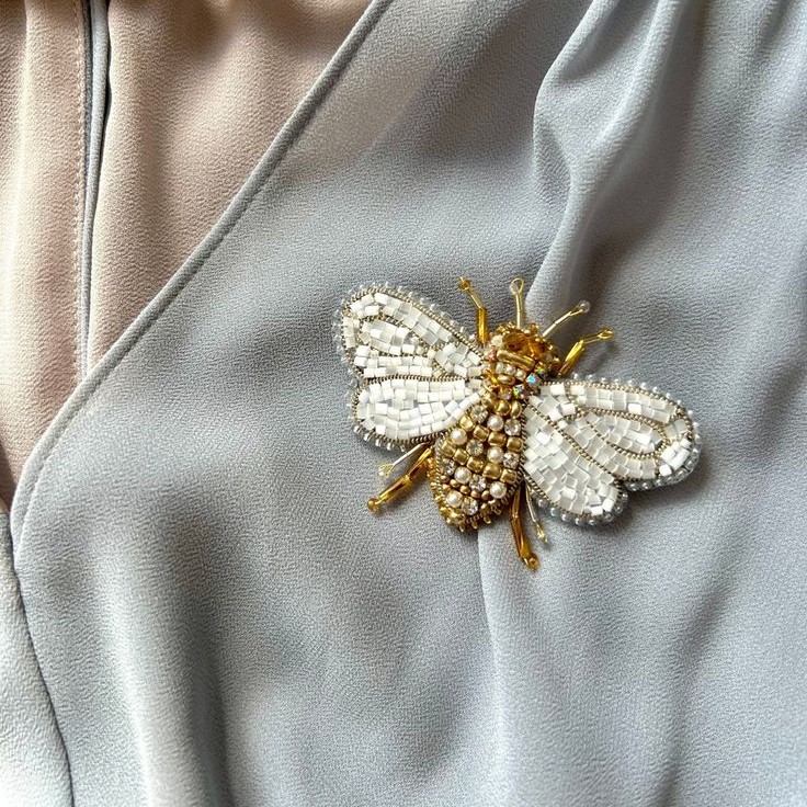 exquisite bee brooch